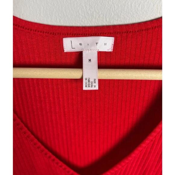 NWT Leith Red Ribbed Knit V-Neck Short Sleeve Cropped Top Size Medium Women’s - Picture 3 of 5